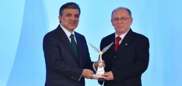 Altintas (right) receives his award from Turkey’s president Abdullah Gül./Photo courtesy of the Presidency of the Republic of Turkey